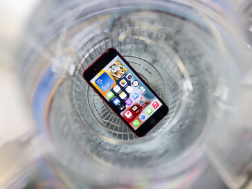 Bild: Stiftung Warentest - Nach dem Tauchgang haben einige Handys zwar Wasser in den Buchsen, nach dem Trocknen funktioniert aber alles.