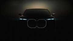 Der leuchtende nierenförmige Kühlergrill ist das wohl markanteste Design-Merkmal des neuen BMW i7 (Bild: BMW)