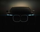 Der leuchtende nierenförmige Kühlergrill ist das wohl markanteste Design-Merkmal des neuen BMW i7 (Bild: BMW)