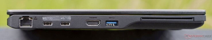 Links: GBit-RJ45, 2x USB-C 3.2 Gen2 (10 GBit/s, Laden + DisplayPort 1.2), HDMI 2.0b, USB-A 3.2 Gen1 (5 GBit/s), Smartkarten-Leser (optional)