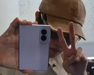 Der BTS-Sänger Jhope durfte das Samsung Galaxy Z Fold8 bereits in die Kamera halten.