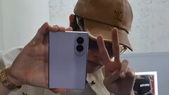 Der BTS-Sänger Jhope durfte das Samsung Galaxy Z Fold8 bereits in die Kamera halten.