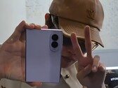 Der BTS-Sänger Jhope durfte das Samsung Galaxy Z Fold8 bereits in die Kamera halten.