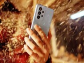 Das Samsung Galaxy A53 5G soll Wasserspritzer und Staub mühelos wegstecken. (Bild: Samsung)