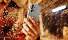 Das Samsung Galaxy A53 5G soll Wasserspritzer und Staub mühelos wegstecken. (Bild: Samsung)