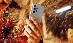 Das Samsung Galaxy A53 5G soll Wasserspritzer und Staub mühelos wegstecken. (Bild: Samsung)