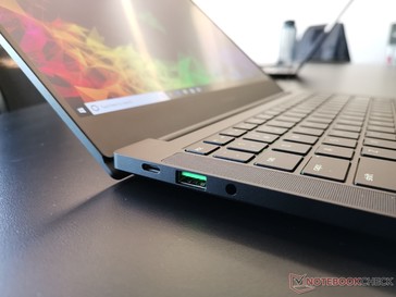 Die USB-C-Ports an beiden Seiten können jeweils zum Laden genutzt werden