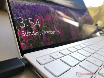 Rand-zu-Rand-Gorilla-Glas. Obwohl Optionen ohne Touch-Funktion verfügbar sind, gibt es keine ohne Gorilla-Glas.