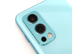 Das OnePlus Nord 2 5G kostet gerade einmal 400 Euro und bringt dafür einiges mit.