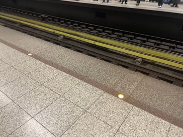 Hier blinkt zur Warnung die Bahnsteigkante in Athen, Griechenland. (Bildquelle: Andreas Sebayang/Privat)