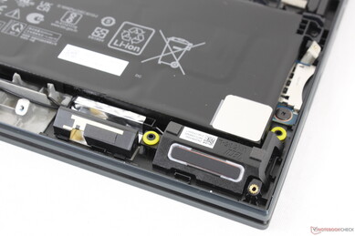 Stereolautsprecher in den vorderen Ecken. Auf höheren Lautstärkestufen vibrieren die Handballenauflagen.