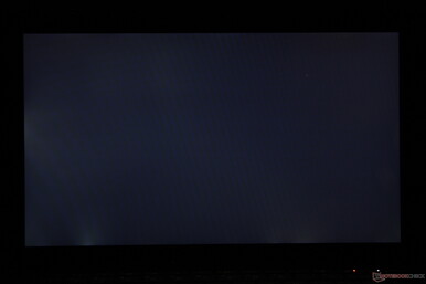 Schwach bis moderat ausgeprägte, ungleichmäßige Lichthöfe am unteren Bildschirmrand