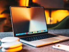 Das MacBook Pro mit Apple M6 soll die große Notch durch eine Punch-Hole ersetzen. (Bildquelle: Jaime Marrero)