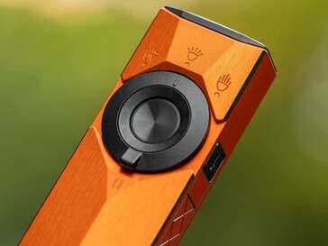 Die Olight ArkPro Ultra wird über einen drehbaren Modusschalter rund um den Hauptschalter sowie eine seitliche Taste für den Laser bedient