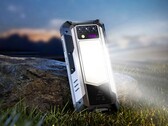 Das Oukitel WP100 Titan besitzt eine riesige 1.200 Lux Camping-Leuchte auf der Rückseite. (Bildquelle: Oukitel)