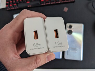 Auch die Ladegeräte gleich sich vollständig.