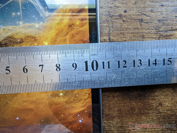 Schmale seitliche Displayränder mit breiteren Rändern oben und unten