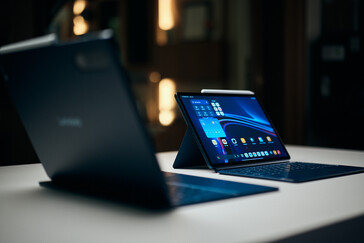 Blick über das Lenovo Yoga Tab Plus Gen 2 hinweg auf das leuchtende Display des aufgestellten Lenovo Yoga Tab Gen 2.