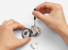 Der Akku der Google Pixel Watch 4 soll sich relativ einfach tauschen lassen. (Bildquelle: Google)