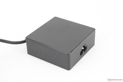 Das 90 Watt USB-C-Netzteil is recht kompakt (~7,5 x 7,5 x 2,9 cm).