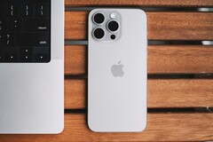 Das Apple iPhone 15 und das iPhone 15 Pro waren die bestverkauften Smartphones des Jahres 2024. (Bildquelle: Lala Azizli)