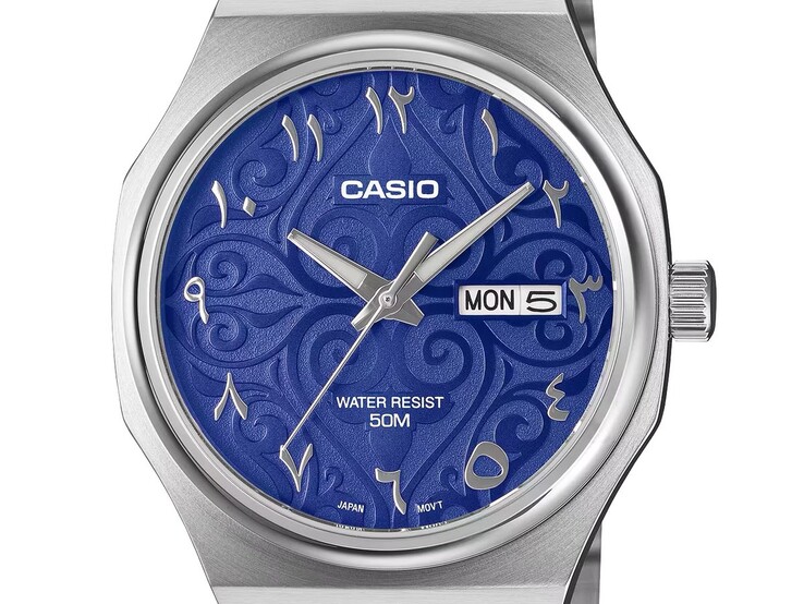 Nahaufnahme der Casio MTP-E735AR-2A2V mit ihrem leuchtend blauen Zifferblatt mit Arabeskenmuster, aufgesetzten arabischen Ziffern im orientalischen Stil, facettierten silbernen Zeigern im Schwertdesign und einer Wochentags- und Datumsanzeige bei 3 Uhr.