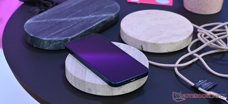 Die bereits seit einigen Jahren auf dem Markt befindlichen Ladesteine von Einova haben noch keine Aussparung für Kamera-Buckel, was Wärmeabführung und Effizienz beeinflusst. (Foto: Andreas Sebayang/Notebookcheck.com)