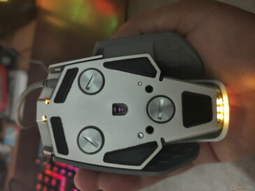 Die fünf Füße auf der Unterseite ermöglichen flüssige, widerstandsarme Mausbewegungen