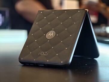Das Razr 70 with Crystals im Hands-On.