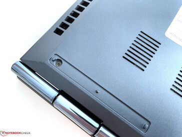 Unter den verklebten Gummifüßen sind Schrauben versteckt.