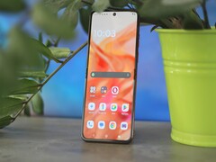 Test Motorola Razr 50 Smartphone – Das günstige Flip-Phone bekommt ein großes Zweitdisplay