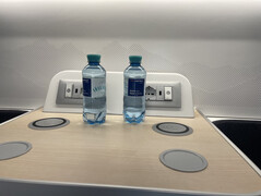 Liegewagen (oben) mit Ladeflächen und USB-Buchsen. (Foto: Andreas Sebayang/Notebookcheck.com)