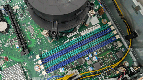 Die vier UDIMM-Slots im ThinkCentre M75s sind nicht belegt