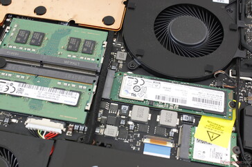 Primäre SSD neben den beiden RAM-Modulen
