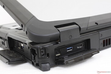 Einige Anschlüsse entlang der hinteren und rechten Kante sind am Gehäuse fixiert