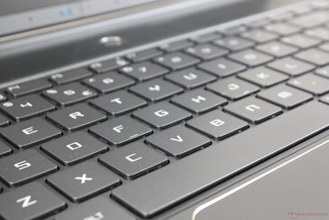 Das Tasten-Feedback hätte vor allem bei der Leer- und Enter-Taste deutlicher ausfallen können. Die Lautstärke der Tippgeräusche ist moderat