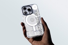 Casetify hüllt das Apple iPhone 15 Pro ins Gewand eines Nothing Phone (2). (Bild: Casetify)