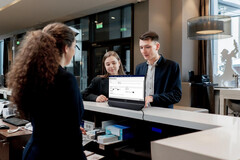 Philips 24B2D5300 beim Kundengespräch verwendet