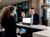 Philips 24B2D5300 beim Kundengespräch verwendet