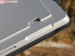 Der Kartenleser für Micro SD sitzt an der Rückseite unter dem Gelenk.