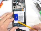 Der Teardown-Experte des JerryRigEverything-Channels freut sich über die Verbesserungen im Inneren des Samsung Galaxy S23 Ultra.