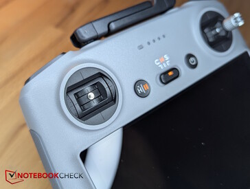 Die dünnen Metallsticks werden aufgeschraubt