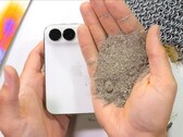 Das iPhone Duo widersteht weder dem Bend-Test noch einer Schmutzattacke, trotz IP68 Zertifizierung.