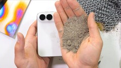 Das iPhone Duo widersteht weder dem Bend-Test noch einer Schmutzattacke, trotz IP68 Zertifizierung.