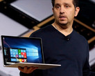 Microsoft's Panos Panay mit dem Surface Book. Version 2 soll nun doch erst 2018 starten.