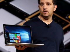 Microsoft&#039;s Panos Panay mit dem Surface Book. Version 2 soll nun doch erst 2018 starten.