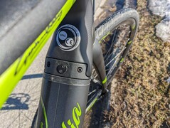 Der Lack zeigt an manchen Stellen feinen Werkstoff. C.B.T. Italia fertigt die Carbonrahmen selber.