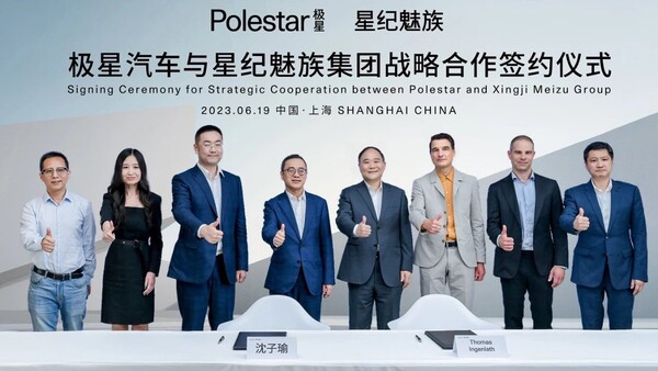 Polestar-CEO Thomas Ingenlath (grauer Anzug) neben Geely-Boss Li Shufu (links neben Ingenlath).