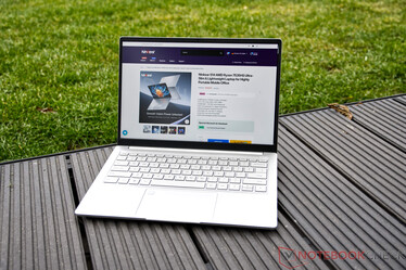 Ninkear S14 im Freien (bewölkter Himmel)