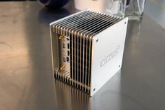 Mehr Anschlüsse an der Rückseite (Bildquelle: Cirrus7)